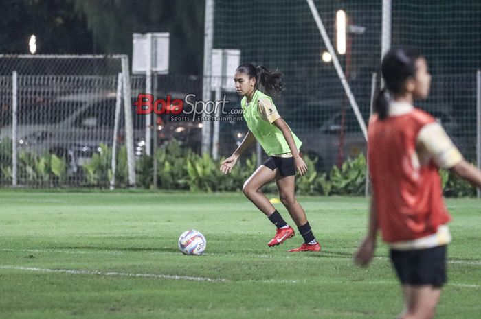 Claudia Scheunemann sedang berlatih bersama timnas wanita U-17 Indonesia di Lapangan B, Senayan, Jakarta, Jumat (5/4/2024) malam.