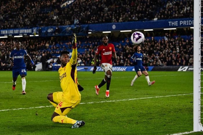 Aksi Andre Onana saat Man United kalah di kandang Chelsea pada lanjutan Liga Inggris 2023-2024.