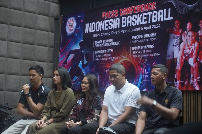 Manajer Timnas Basket Putra Rony Gunawan (paling kiri) berbicara dalam konferensi pers di Jakarta, Jumat (5/4/2024).