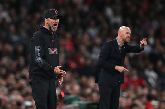 Juergen Klopp (kiri) dan Erik ten Hag saling memberi instruksi kepada pemain dalam duel Man United vs Liverpool pada ajang Liga Inggris di Old Trafford (22/8/2022).