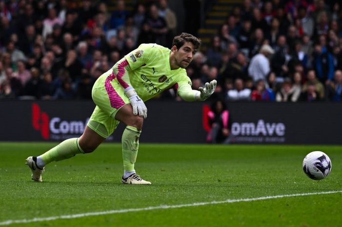 Stefan Ortega saat mengawal gawang manchester City dalam laga kontra Crystal Palace di Selhurst Park, Sabtu (6/4/2024).