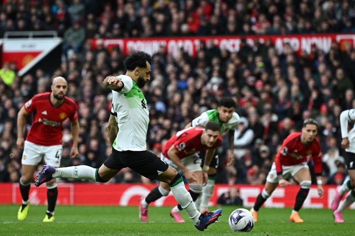 Mohamed Salah mencetak gol ke gawang Manchester United untuk Liverpool pada matchweek 32 Liga Inggris 2023-2024 di Stadion Old Trafford, Minggu (7/4/2024).