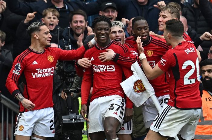 Gelandang Manchester United, Kobbie Mainoo, mencetak gol ke gawang Liverpool pada matchweek 32 Liga Inggris 2023-2024 di Stadion Old Trafford, Minggu (7/4/2024).