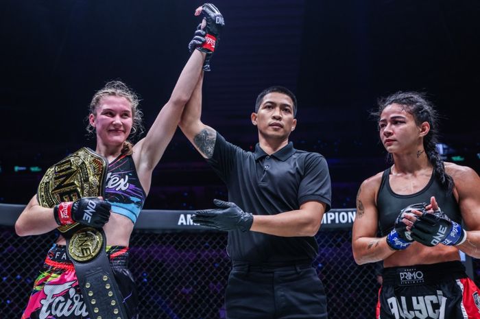 Smilla Sundell mempertahankan sabuk juara kelas jerami ONE Championship setelah mengalahkan Allycia Hellen Rodrigues di ONE Fight Night 14 pada 29 September 2023.