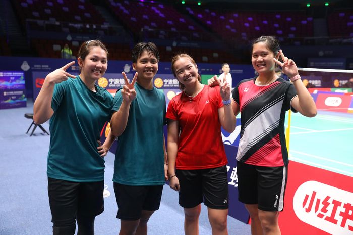 Dari kiri ke kanan, Ribka Sugiarto, Meilysa Trias Puspitasari, Rachel Allessya Rose, dan Lanny Tria Mayasari, berpose pada latihan perdana di  Ningbo Olympic Sports Centre Gymnasium, Ningbo, China, Senin (8/4/2024).