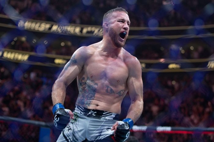 Selebrasi Justin Gaethje usai mendapatkan sabuk juara BMF dengan mengalahkan Dustin Poirier dalam event UFC 291