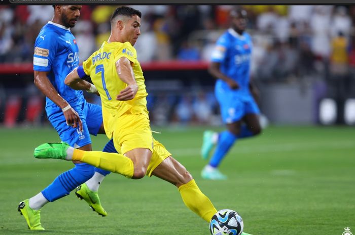 Cristiano Ronaldo menerima kartu merah dalam pertandingan antara Al Hilal dan Al Nassr di babak semifinal Piala Super Arab Saudi, Senin (8/4/2024).