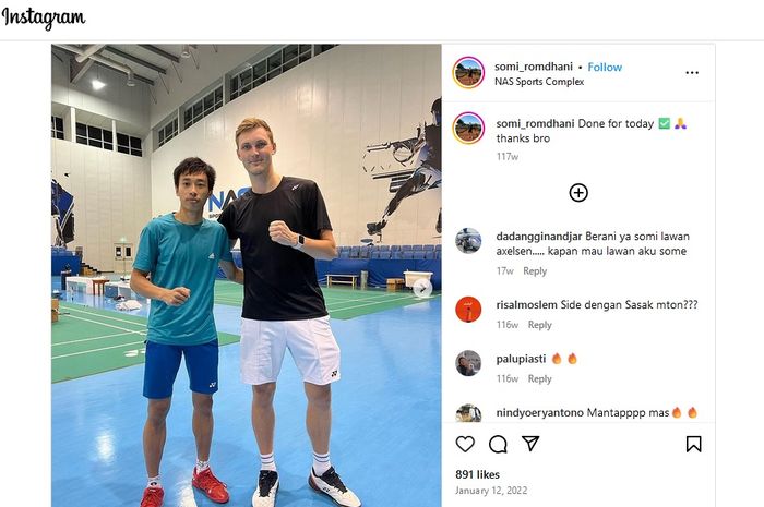 Tangkapan layar unggahan Instagram pebulu tangkis Indonesia, Somi Romdhani, bersama Viktor Axelsen. Somi memperkuat UEA di Kejuaraan Asia 2024 dan berhasil lolos dari babak pertama. 