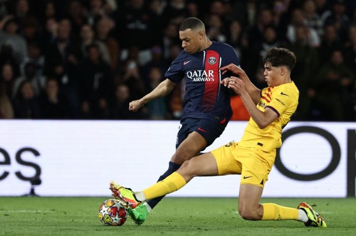 Pau Cibarsi beraksi bersama Barcelona melawan PSG pada leg pertama perempat final Liga Champions 2023-2024.