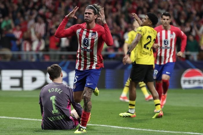 Rodrigo De Paul mencetak gol ke gawang Borussia Dortmund pada leg pertama perempat final Liga Champions 2023-2024.