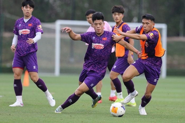 Sejumlah pemain Vietnam U-23 tengah berlatih sebelum Piala Asia U-23 2024.