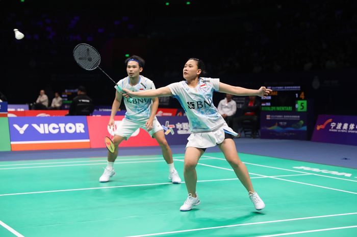 Pasangan ganda campuran Indonesia, Rinov Rivaldy/Pitha Haningtyas Mentari, pada babak kedua Kejuaraan Asia 2024 di Ningbo Olympic Sports Center Gymnasium, Zhejiang, China, Kamis (11/4/2024).