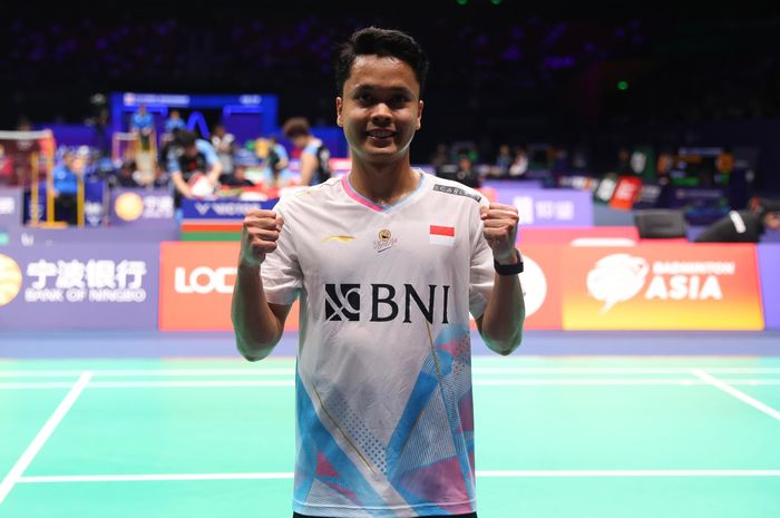 Pebulu tangkis tunggal putra Indonesia, Anthony Sinisuka Ginting, setelaj meraih tiket perempat final Kejuaraan Asia 2024 seusai bertanding di Ningbo Olympic Sports Center Gymnasium, Zhejiang, China, Kamis (11/4/2024).