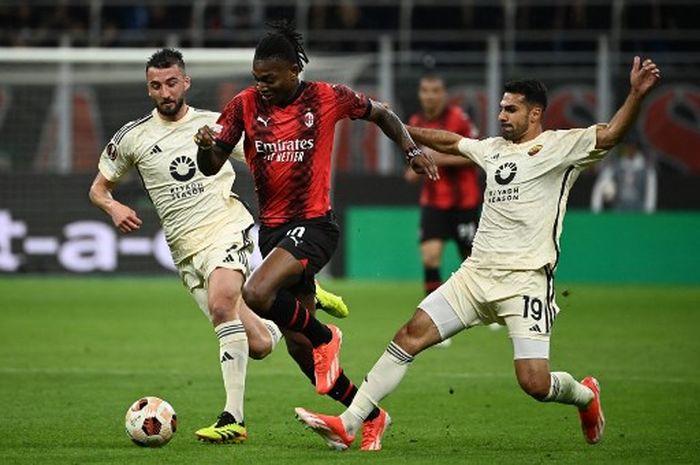 Penyerang AC Milan, Rafael Leao, bermain buruk dalam laga melawan AS Roma di leg pertama babak perempat final Liga Europa, Kamis (11/4/2024) di San Siro.