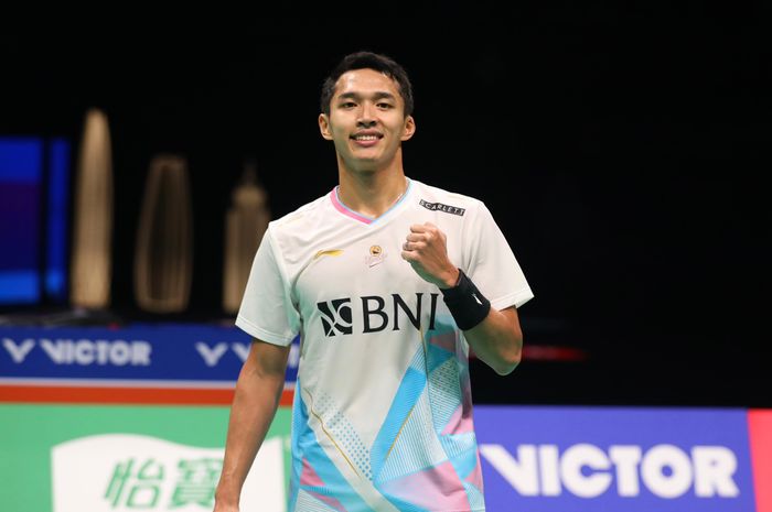 Jonatan Christie berpose usai raih kemenangan atas Lee Zii Jia pada perempat final Kejuaraan Asia 2024 di Ningbo Olympic Sports Centre, Ningbo, China, Jumat (12/4/2024).