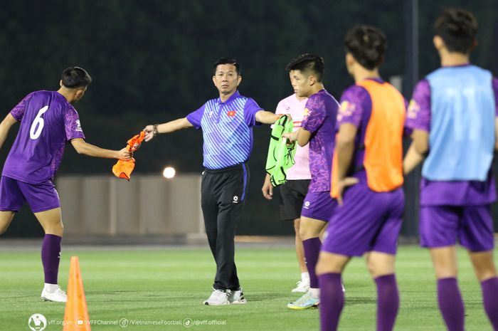 Pelatih Hoang Anh Tuan (tengah) memimpin sesi latihan Timnas U-23 Vietnam jelang Piala Asia U-23 2024.