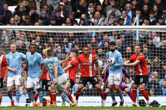 Gelandang Manchester City, Mateo Kovacic, mencetak gol ke gawang Luton Town pada matchweek 33 Liga Inggris 2023-2024 di Stadion Etihad, Sabtu (13/4/2024).