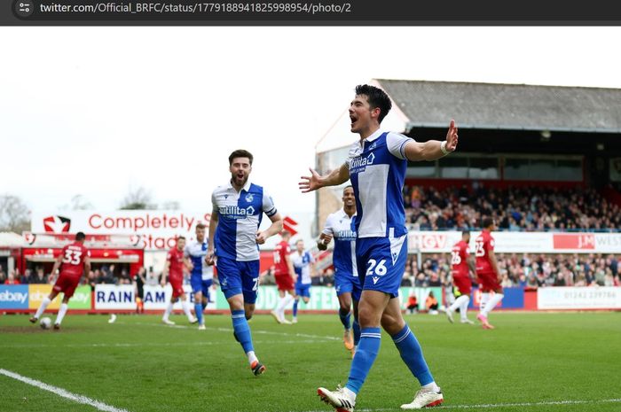 Selebrasi Elkan Baggott usai mencetak gol ketiga Bristol Rovers dalam kemenangan 3-1 atas Cheltenham Town pada lanjutan League One 2023-2024.