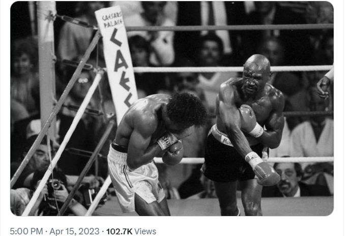 Duel spektakuler Marvin Hagler (kanan) melawan Thomas Hearns yang cuma berlangsung 3 ronde pada 15 April 1985. 