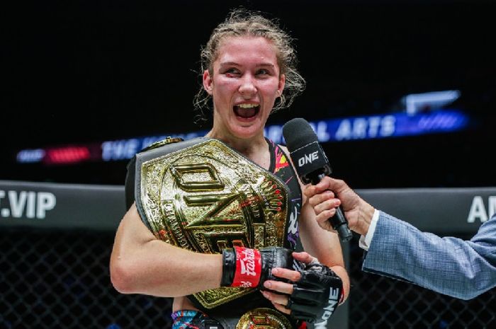 Smilla Sundell akan mempertahankan sabuk juara kelas jerami Muay Thai ONE Championship dengan menghadapi Natalia Diachkova di laga puncak ONE Fight Night 22.