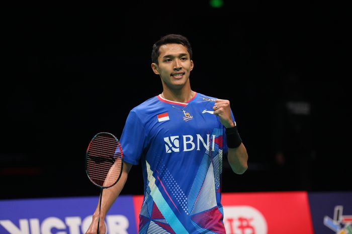 Jonatan Christie berpose usai raih kemenangan atas Shi Yu QI pada semifinal Kejuaraan Asia 2024 di Ningbo Olympic Sports Centre, Ningbo, China, Sabtu (13/4/2024).