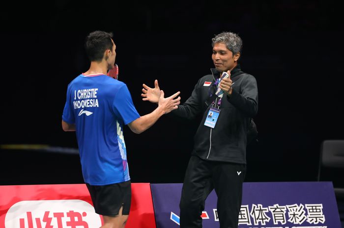 Selebrasi tunggal putra Indonesia, Jonatan Christie dan pelatih Irwansyah usai pertandingan semifinal Kejuaraan Asia 2024 pada Sabtu, 13 April 2024