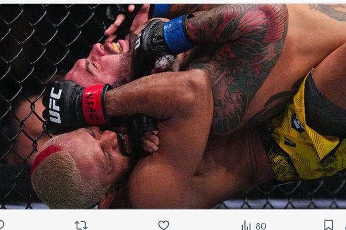 Deiveson Figueiredo mengunci Cody Garbrandt di UFC 300, Minggu (14/4/2024) di Las Vegas.