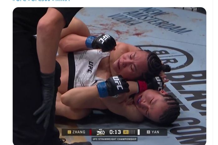 Zhang Weili mengunci Yan Xiaonan di UFC 300, Minggu (14/4/2024) WIB di Las Vegas. 