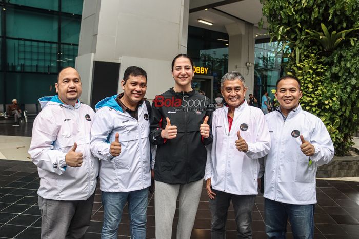 Direktur Utama PT Pertamina Lubricants, Werry Prayogi serta jajarannya sedang berfoto bersama dengan pemain baru Jakarta Petamina Enduro bernama Giovanna Milana (tengah) di Bandara Soekarno Hatta, Tangerang, Banten, Minggu (14/4/2024) sore.