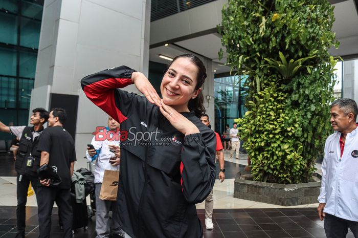 Pemain baru Jakarta Petamina Enduro, Giovanna Milana, sedang berpose saat tiba di Bandara Soekarno Hatta, Tangerang, Banten, Minggu (14/4/2024) sore.