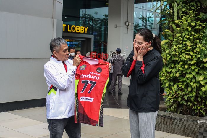 Direktur Utama PT Pertamina Lubricants, Werry Prayogi (kiri), sedang berfoto bersama dengan pemain baru Jakarta Petamina Enduro bernama Giovanna Milana (kanan) di Bandara Soekarno Hatta, Tangerang, Banten, Minggu (14/4/2024) sore.