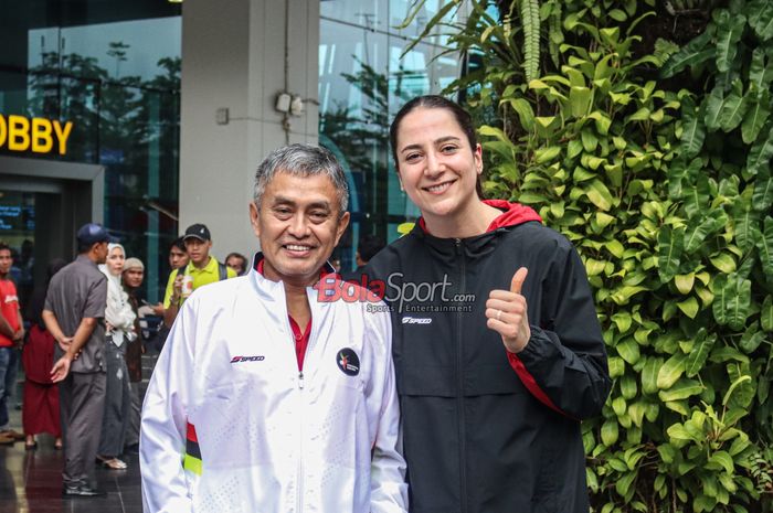 Direktur Utama PT Pertamina Lubricants, Werry Prayogi (kiri), sedang berfoto bersama dengan pemain baru Jakarta Petamina Enduro bernama Giovanna Milana (kanan) di Bandara Soekarno Hatta, Tangerang, Banten, Minggu (14/4/2024) sore.