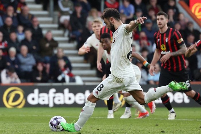 Bruno Fernandes mengeksekusi penalti dalam laga kontra Bournemouth pada lanjutan Liga Inggris 2023-2024.