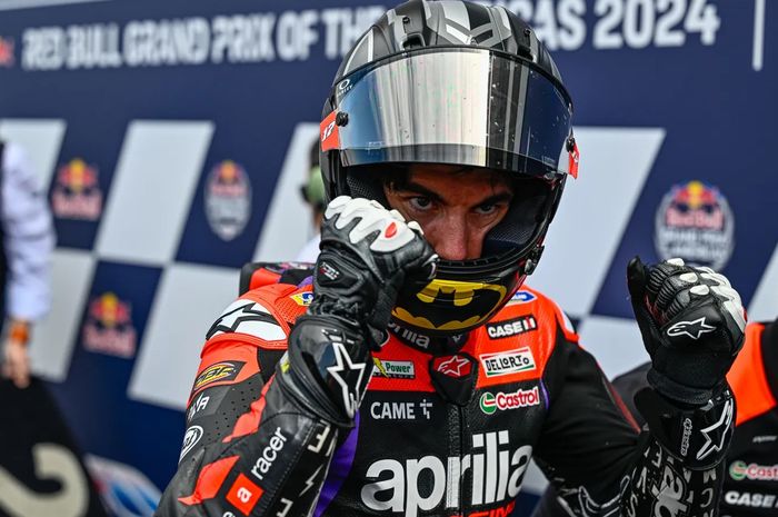 Pembalap Aprilia Racing, Maverick Vinales, mengepalkan tangan setelah merebut pole position pada kualifikasi MotoGP Americas di Circuit of The Americas, Austin, AS, 13 April 2024.