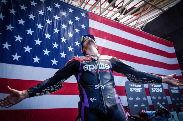 Pembalap Aprilia Racing, Maverick Vinales, berpose di podium setelah memenangi sprint MotoGP Americas di Circuit of the Americas, Austin, Amerika Serikat, 13 April 2024.