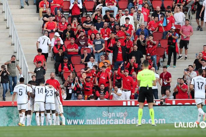 Para pemain Real Madrid merayakan gol Aurelien Tchouameni ke gawang RCD Mallorca pada jornada 31 Liga Spanyol 2023-2024 di Estadi Mallorca Son Moix, Sabtu (13/4/2024).