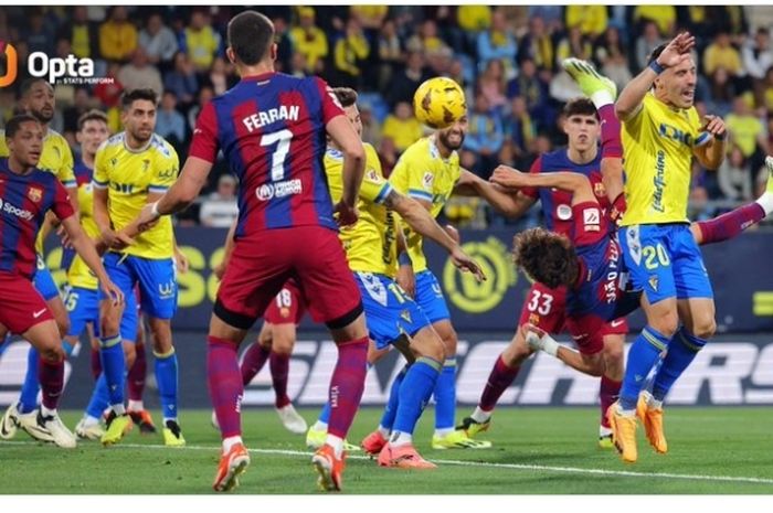 Aksi Joao Felix pada laga pekan ke-32 Liga Spanyol melawan Cadiz di Stadion Nuevo Marandilla, Sabtu (13/4/2024).