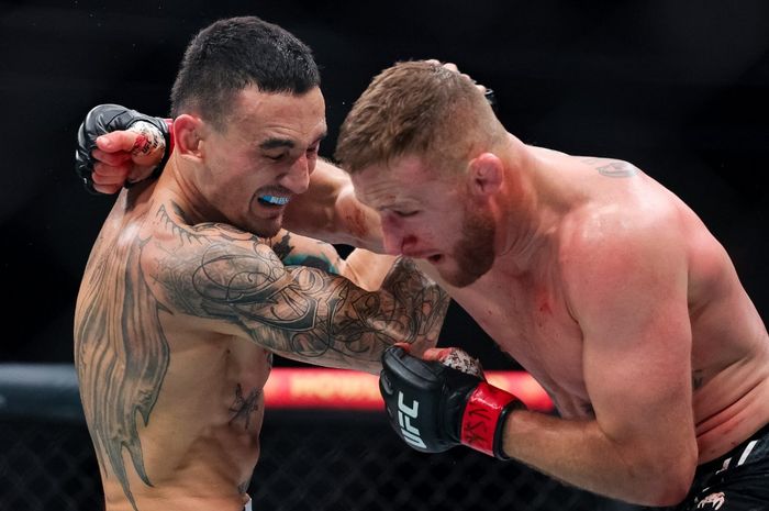 Justin Gaethje dan Max Holloway bertukar serangan saat perebutan gelar BMF di T-Mobile Arena pada 13 April 2024 di Las Vegas, Nevada, AS.