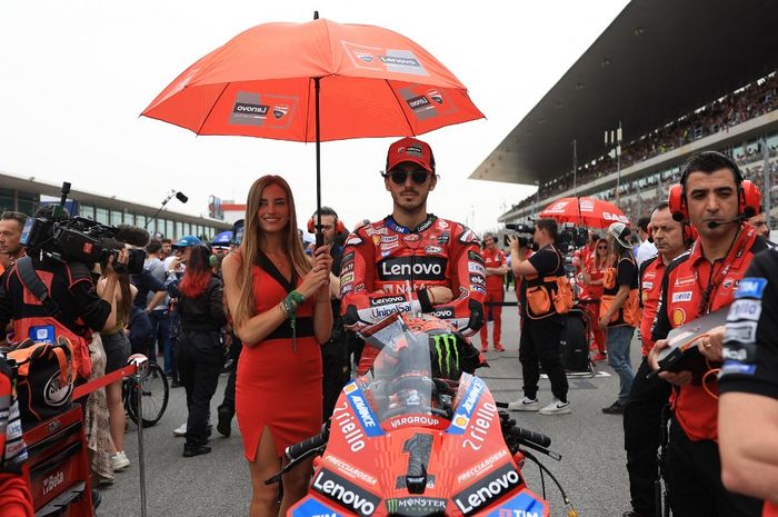 Pembalap Ducati Lenovo, Francesco Bagnaia, duduk di atas motornya sebelum balapan MotoGP Portugal di Sirkuit Algarve, Portimao, Portugal, 24 Maret 2024.