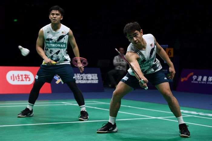 Pasangan ganda putra Malaysia, Goh Sze Fei/Nur Izzuddin, pada final Kejuaraan Asia 2024 di Ningbo Sports Center Gymnasium, Minggu (14/4/2024).