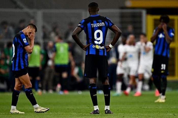 Aksi Alexis Sanchez dan Marcus Thuram dalam laga Liga Italia pekan ke-32 melawan Cagliari di Stadion Giuseppe Meazza, Minggu (14/4/2024).