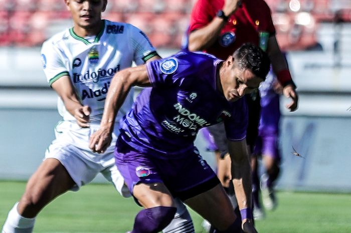 Pertarungan Rachmat Irianto melawan Ramiro Fergonzi saat laga Persita Tangerang Vs Persib Bandung di Stadion Kapten I Wayan Dipta, Gianyar, dalam pekan ke-31 Liga 1, Senin (15/4/2024).