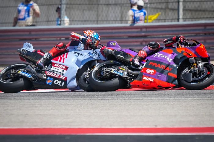 Momen Jorge Martin (Prima Pramac Racing) dan Marc Marquez (Gresini Racing) terlibat kontak di Tikungan 20 Circuit of The Americas (COTA) pada balapan MotoGP Americas 2024