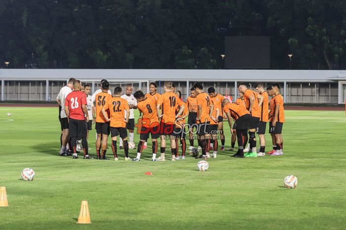 Persija Jakarta sedang berlatih di Stadion Madya, Senayan, Jakarta, Selasa (16/4/2024).