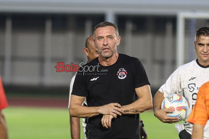 Pelatih Persija Jakarta, Thomas Doll, sedang memantau para pemainnya berlatih di Stadion Madya, Senayan, Jakarta, Selasa (16/4/2024).