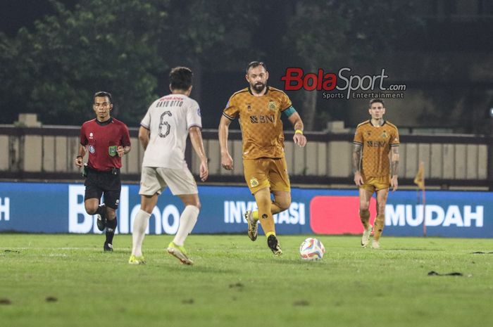 Matias Mier (kanan) sedang menguasai bola dalam laga pekan ke-31 Liga 1 2023 antara Bhayangkara FC versus Persik Kediri di Stadion PTIK, Blok M, Jakarta, Selasa (16/4/2024) malam.