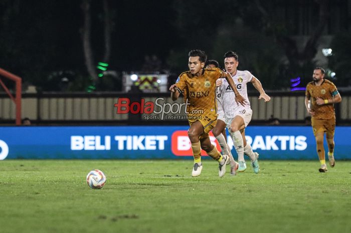 Titan Agung (kiri) sedang menguasai bola saat bertanding dalam laga pekan ke-31 Liga 1 2023 antara Bhayangkara FC versus Persik Kediri di Stadion PTIK, Blok M, Jakarta, Selasa (16/4/2024) malam.