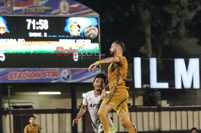 Matias Mier (kanan) sedang menguasai bola dalam laga pekan ke-31 Liga 1 2023 antara Bhayangkara FC versus Persik Kediri di Stadion PTIK, Blok M, Jakarta, Selasa (16/4/2024) malam.