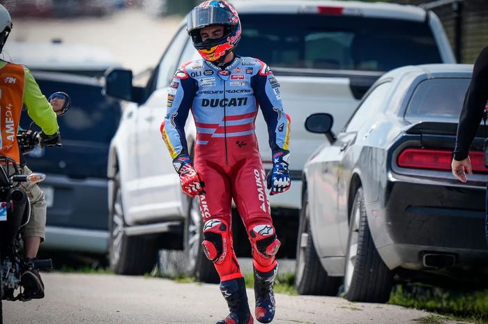 Pembalap Gresini Racing, Marc Marquez, berjalan dengan lesu setelah gagal finis pada balapan MotoGP Americas di Circuit of The Americas, Austin, AS, 14 April 2024.