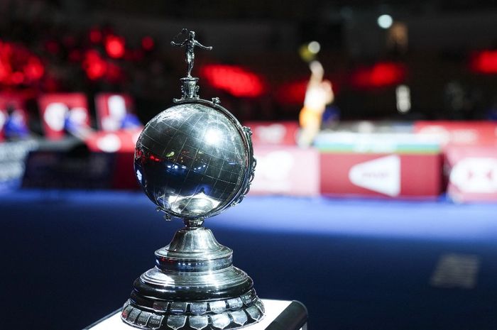 Potret trofi Uber Cup. Piala dipamerkan selama pertandingan tunggal putri Uber Cup 2020 di Aarhus, Denmark, 16 Oktober 2021. 